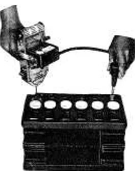 Figura 4.9 Determinación de la autodescarga elevada utilizando un voltmetro portátil.  [6]  