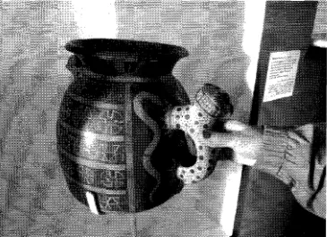 Figura 3. Instalación interactiva táctil con réplica de vasija ceremonial inca.  Fotografía del  autor.  