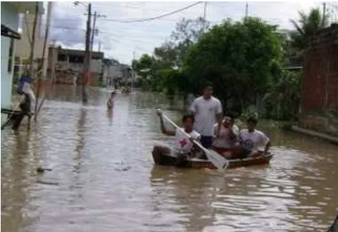 Figura 2 la destrucción de vías y puentes es frecuente debido a la creciente de ríos, limita el transporte y pone en riesgo la  vida de personas Fuente el naranjaleño diario electrónico 