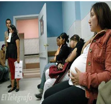 Figura 11 Varias jóvenes embarazadas acuden hasta la maternidad Isidro Ayora de Quito para recibir atención y  asesoría médica