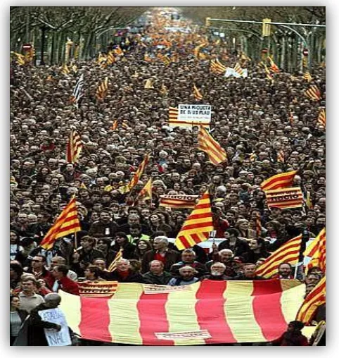 Figura 14. Capçalera de la manifestació «Som una nació i diem prou! Tenim dret a decidir sobre les nostres infraestructures» a Barcelona, l’1 de desembre de 2007