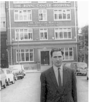 Figura 8: Jaume Palau, davant l’edifici del Chester Beatty Research Institute de Londres, 1964