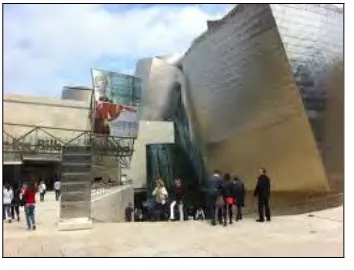 Figura 4. Fotografia de l’exterior del Museu Guggenheim de Bilbao. A la dècada dels anys noranta, la visita al museu esdevé un espectacle, les arquitectures esdevenen les vertaderes protagonistes i mentre els exteriors són espectaculars, els interiors cont