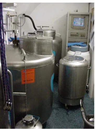 Figura 8 : Tanques de Nitrógeno líquido controlados por ordenador en el laboratorio de criopreservación de la Corporació Sanitària Clínic