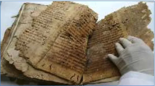 Figura 2: Llibre notarial sense restaurar amb manuscrits hebreus a les cobertes (imatge cedida per l’AHG) 