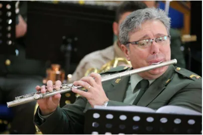 Figura 6.- Suboficial de la Unidad de Música del Tercio de Levante interpretando la flauta (Fuente: Foto-grafía del autor) 