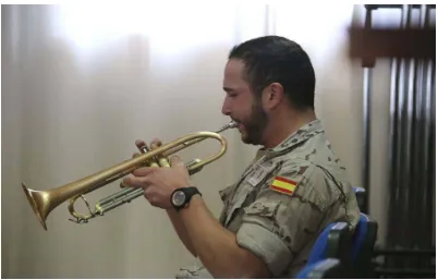 Figura 10.- Soldado músico de la Unidad de Música del Tercio de Levante, ensayando con la trompeta de llaves