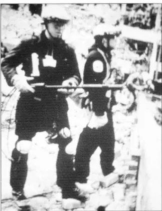 Fig.  4.  Búsqueda  de  supervivientes  entre  los  restos  del  edificio  de  Oklahoma  City