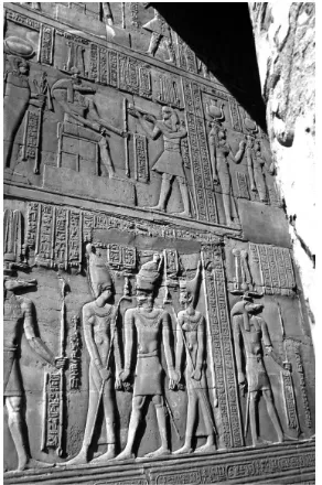 FIG.  1. A la izquierda es mostrado un mural egipcio con algunas escenas de tributo a sus Dioses