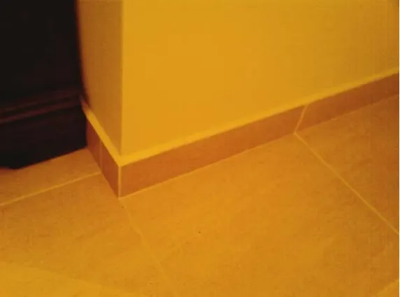 Figura 5 - Pormenor da ligação entre o pavimento e o rodapé num quarto onde é visível a existência de ligações rígidas através do cimento cola de assentamento do revestimento de piso e do rodapé