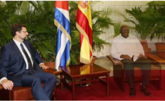 Figura  2:  Juan  José  Buitrago,  Embajador  de  España  en  Cuba  conversado  con  Salvador  Valdés,  Primer  Vicepresidente de Cuba, tras la entrega de las Cartas Credenciales