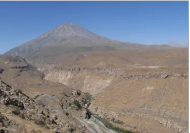 Fig. 2 Vista del flanco Suroeste del volcán Misti y el valle del río Chili. En ambas márgenes del río Chili se distinguen ignimbritas datados en < 13 Ma (Paquereaut-Lebti et al., 2006)