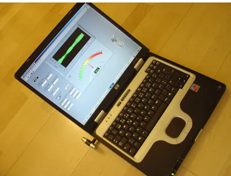 Figura 1 – Computador portátil com software de emulação de sonómetro medidor de SPL e microfone