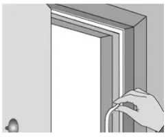 Figura 1 - Modo de aplicação do material isolante nas frinchas existentes no aro da porta