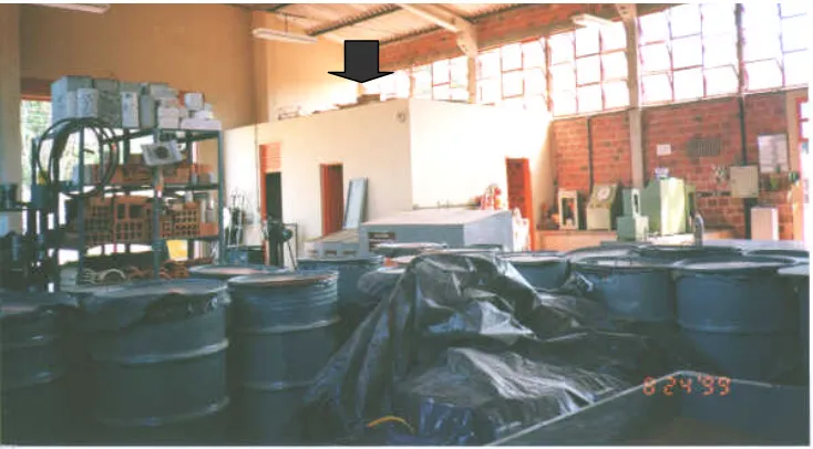 Figura 1 – Vista geral do laboratório de materiais com a sala de peneiras no centro da foto