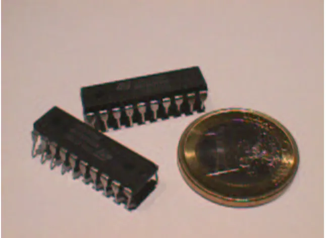 Figura 4.5: Dos circuitos integrados, junto a una moneda de 1 euro