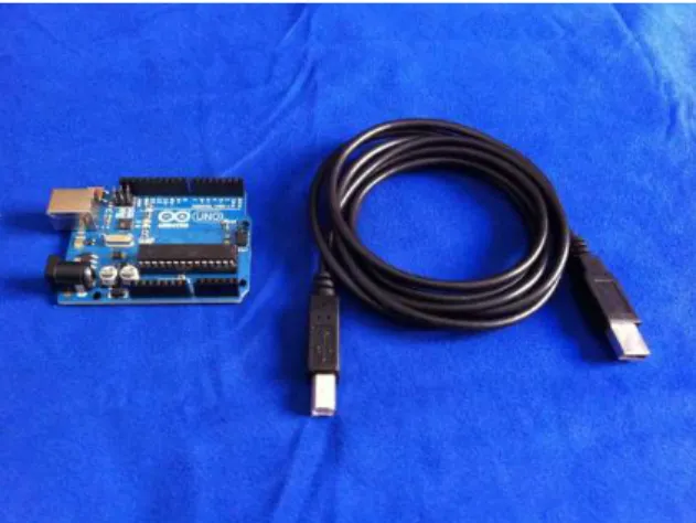 Figura 2. Placa Arduino y Cable USB 
