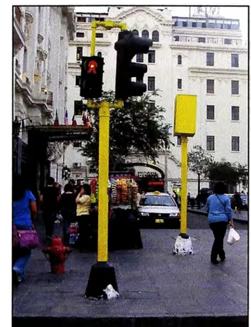 Figura N º  2.9 Semáforo peatonal en  poste pedestal en Av. Nicolás de Pierola 