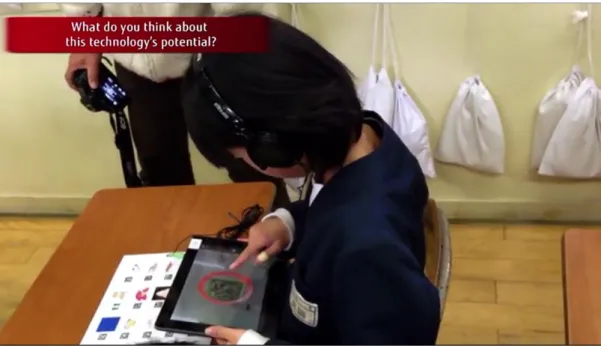 Figura 3: Alumna de Ashiro Elementary School (Japón) utilizando una  aplicación móvil de realidad aumentada en sus clases de inglés 
