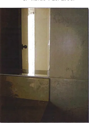 Foto 3.1:  Separación entre zócalo de mármol y espejo es irregular. 