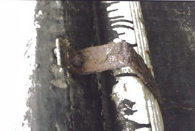 Fig. 3  Muestra la corrosión  en  el muelle de Ancón 
