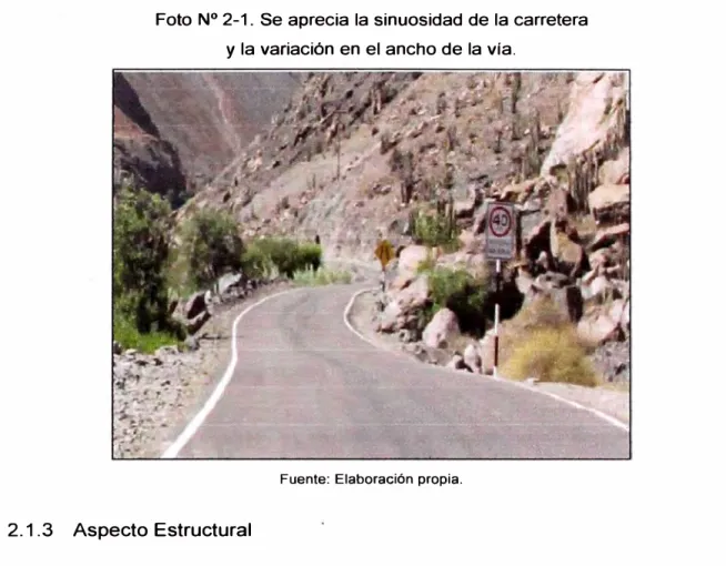 Foto N º  2-1.  Se aprecia la sinuosidad de la carretera  y la variación en el ancho de la vía