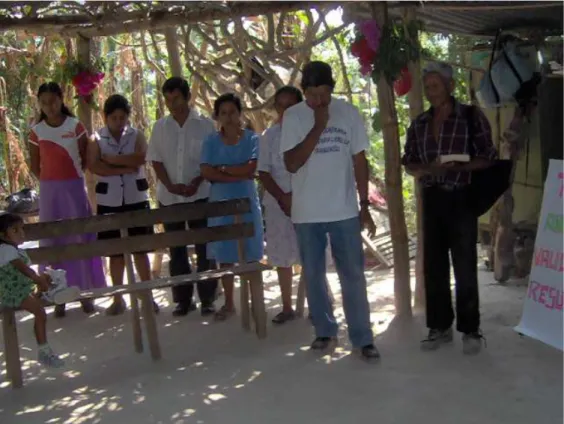 Fig.  2.  Grupo  de  productores/as  asistidos  por  el  PAS,  en  oración  antes  de  iniciar sesión de trabajo, realizada en marzo de 2005, en cantón San Antonio,  Municipio de San Cristóbal , Departamento de Cuscatlán