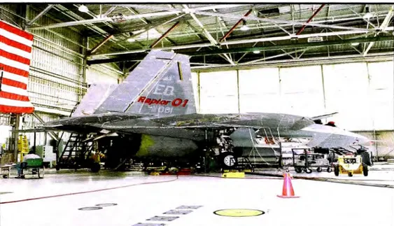 Foto 1: Mantenimiento del avión F-22 raptor 