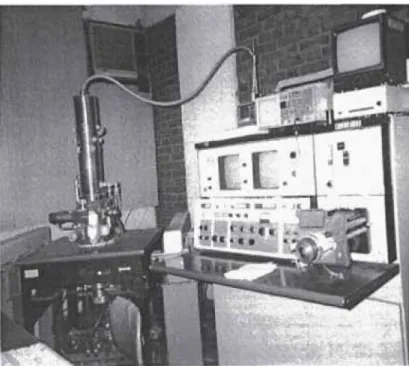 Fig.  3.4  Equipo de microscopía electrónica