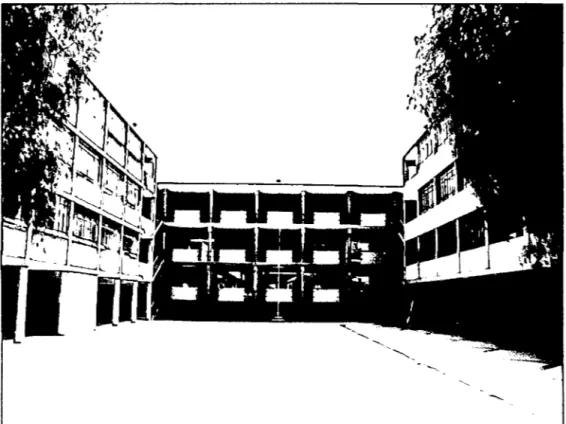 Fig. 2.3:  Edificio G2.  Pabellón de aulas.  Inicialmente también de dos  pisos.  En  1969 se construyó  el  tercer nivel