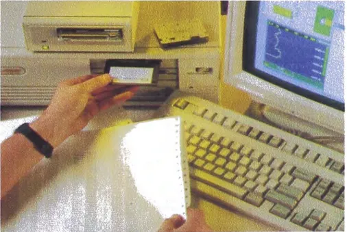 Foto 6.- Geólogo elaborando a computadora el  11 Mastertog•  en el que  se muestra la columna estratigráfica del pozo (Geoservices, 2003)