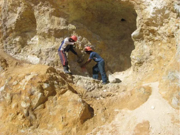 Foto Nº 02: Zona de mineralización en plena cantera  mostrando caolinización y óxidos de hierro 
