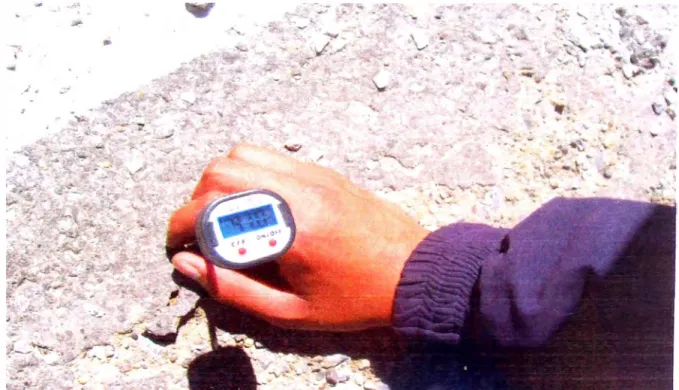 FOTO 4:  Medición de temperatura de la carpeta de rodadura en el punto de  ensayo,  con termómetro digital
