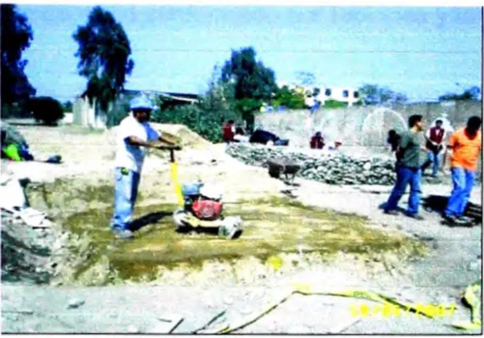 Foto  3.3.  Construcción de cama de nivelación ó "colchón" con  material de relleno