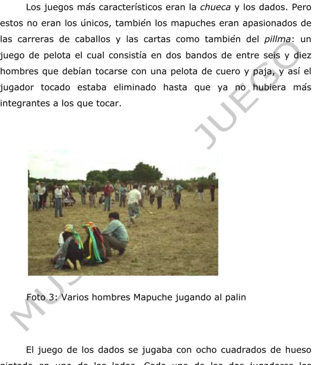 Foto 3: Varios hombres Mapuche jugando al palin 
