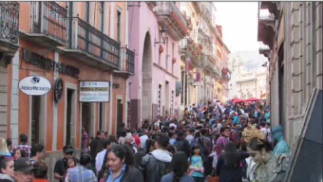 Figura 3. Tugurización comercial turística en Guanajuato.  Cada puerta del bien patrimonial está destinada a un  negocio, lo que produce innumerables comercios en un  único inmueble