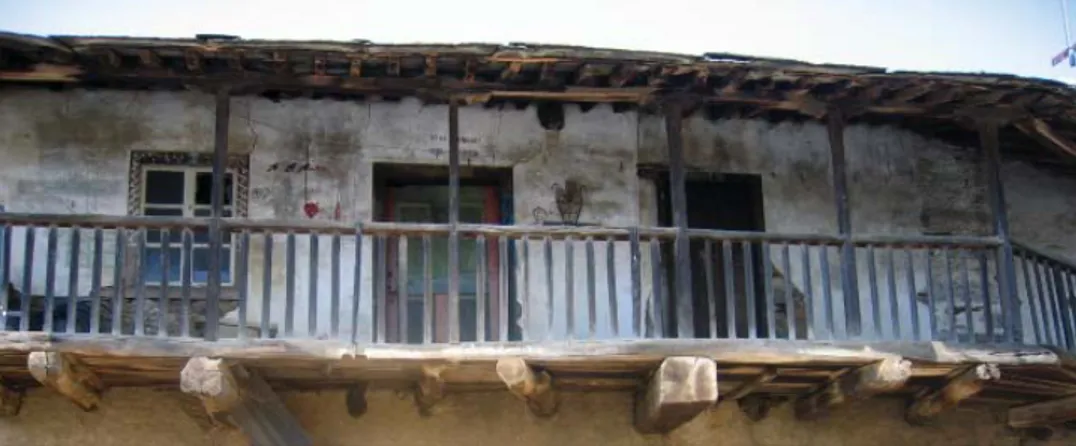 Fig. 10. Corredor en una casa de Rabal (Portugal) con pinturas decorativas y bendiciones  apotropaicas que caracterizan la arquitectura como vivienda.