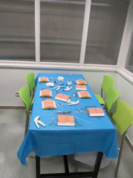 Figura  2:  sala  multiusos.  Mesa  preparada  para  la  realización  de  la 