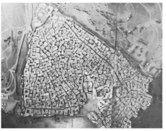 Fig. 2. 2. Planta y sección de una casa  típica de una ciudad musulmana 