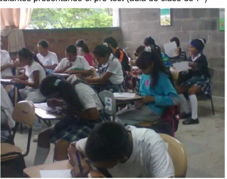 Figura 11. Estudiantes presentando el pre-test (aula de clase de 7°) 