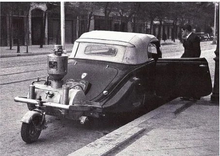 Figura 2.1 Vehículo impulsado por gasógeno en Madrid en 1942 [7]. 