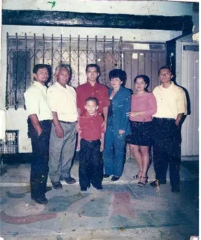 Figura 22. Barrio Tulio Varón 2004, de izquierda a derecha: Mi segundo hermano 