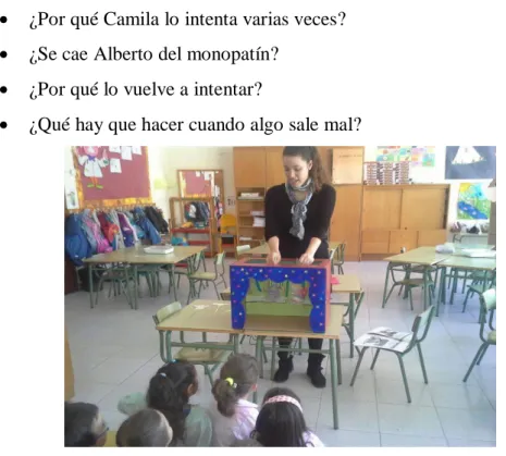 Ilustración 5: contando el cuento con el teatrillo. 