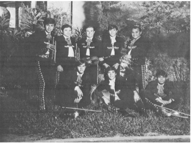 Figura 12.  Mariachi juvenil Monterrey en los jardines del hotel Ramada. Cerca de 1974