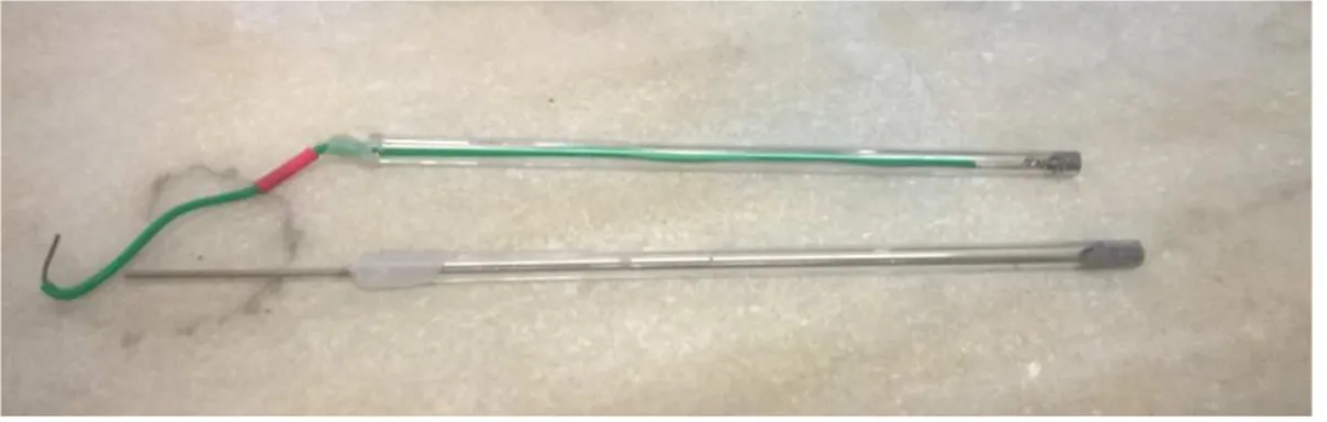 Figura  20:  Electrodos  con  Nural  sellando  el  extremo  del  tubo  (derecha).  El  electrodo de platino (superior) está soldado a un cable de cobre mientras que el  electrodo inferior está constituido por un hilo de acero inoxidable