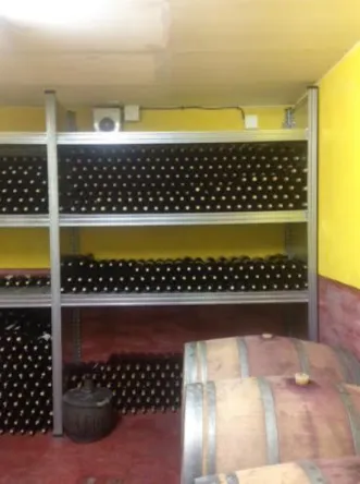 Fig. A.5. Sala de barricas y embotellado. 