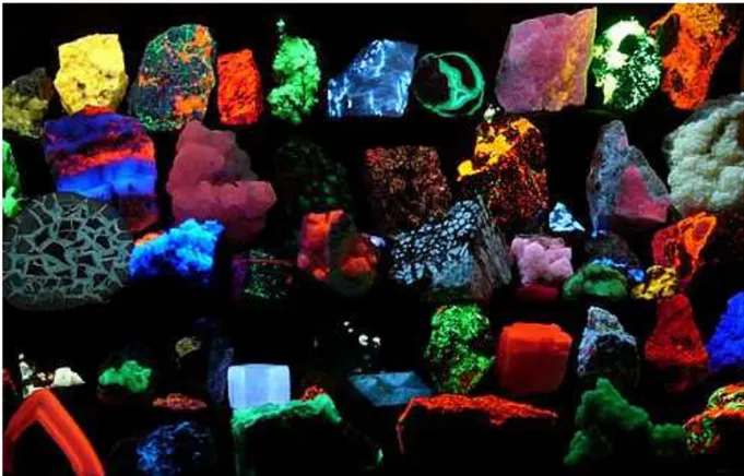 Figura 4.25.- Colección de 47 minerales iluminados con luz ultravioleta, emitiendo luz  visible de diversos colores mediante el proceso de fluorescencia [144].