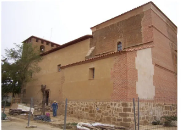 Fig. 10. San Esteban. Obras de restauración  concluidas. Se aprecia la nueva fábrica del muro  del presbiterio y las zonas de tapial de la fachada  sur revocadas.