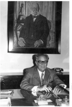 Figura 1. El Dr. López Sánchez en su despacho.