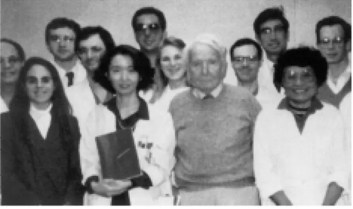 Fig. 5. Huggins en 1988 con sus alumnos en el Instituto Ben May (Tomado de Rappaport MG
